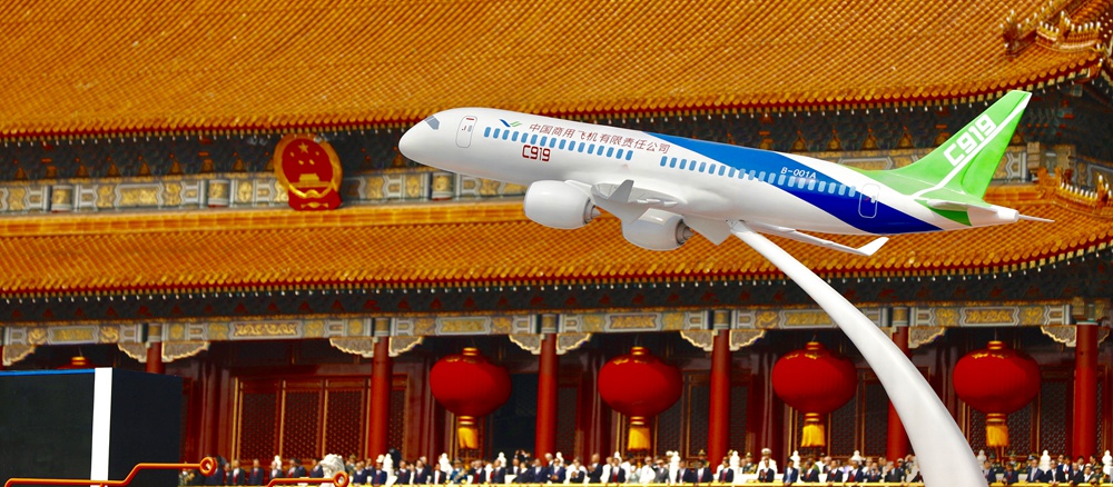 C919大型客机模型亮相新中国成立70周年庆祝活动.jpg
