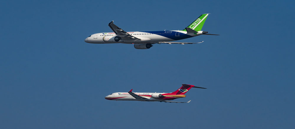 C919飞机首次飞抵拉萨，与正在进行演示飞行的ARJ21飞机相聚在“世界屋脊”青藏高原_副本.jpg