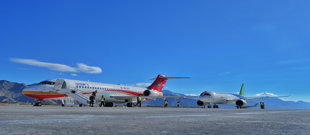 ARJ21和C919飞机首次双机编队飞行表演_副本.jpg