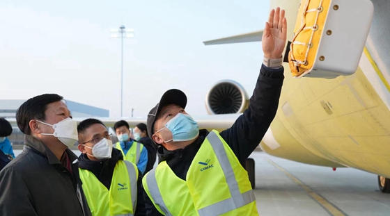 中国商飞公司领导看望慰问春节加班干部职工